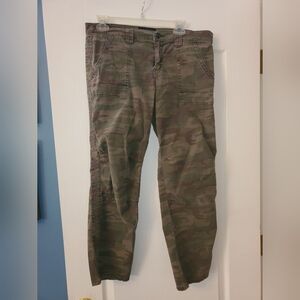 Sanctuary Camo crop pants. Size 31.